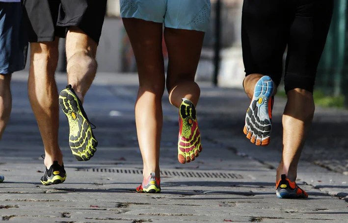 赤足跑步